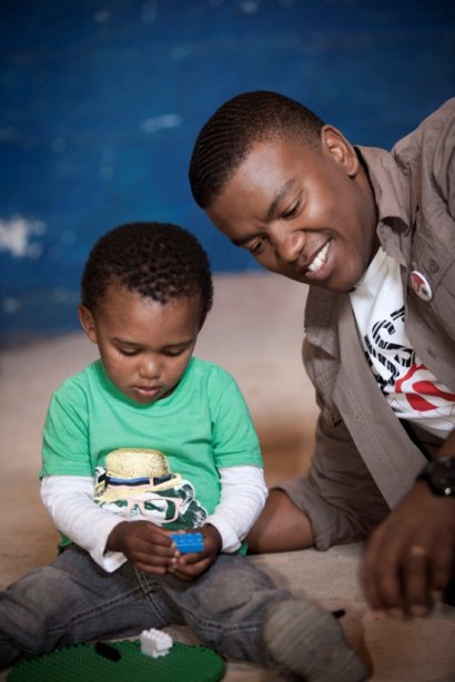 Loyiso visits a Fairtrade funded crèche (Photographer: Sydelle Willow Smith)